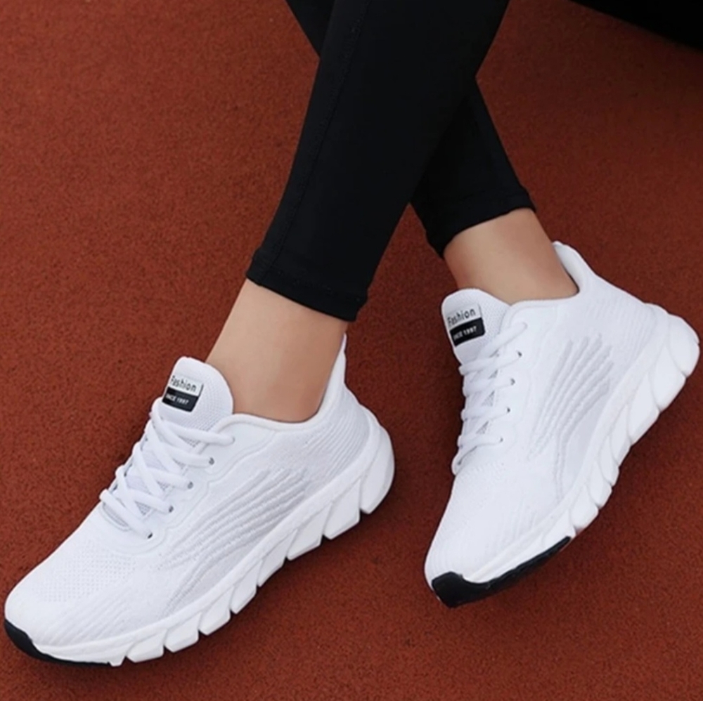 Women Minimalist Detail Lace-Up Front Breathable Running Sneakers